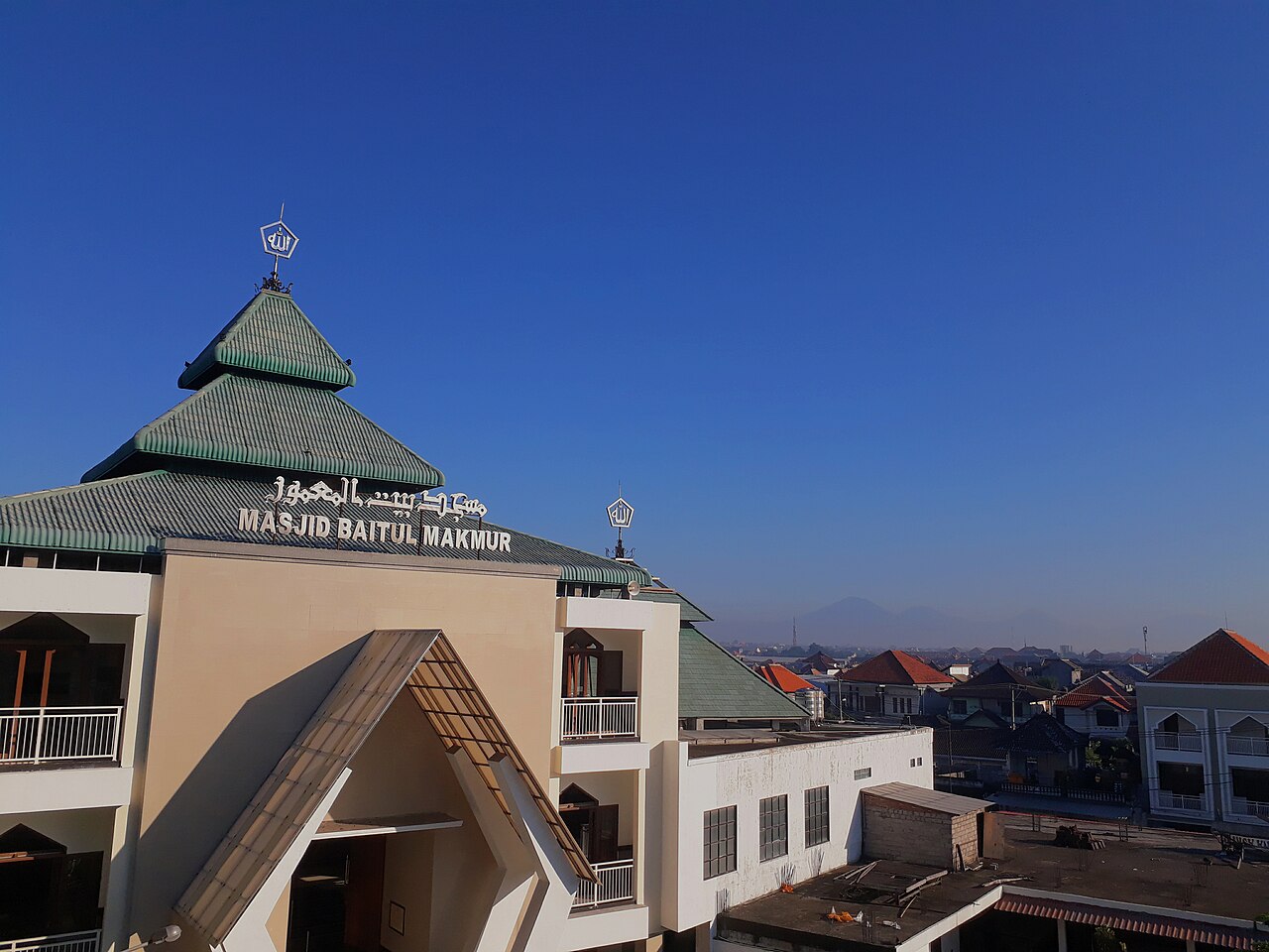 Masjid Baitul Makmur: Jantung Ibadah di Tengah Keramaian Pasar Gede